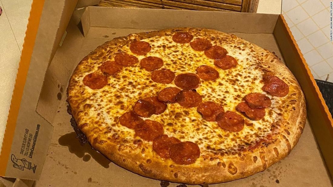 アメリカの宅配ピザでサラミの並べ方で悪ふざけした店員解雇 煮豚に進化